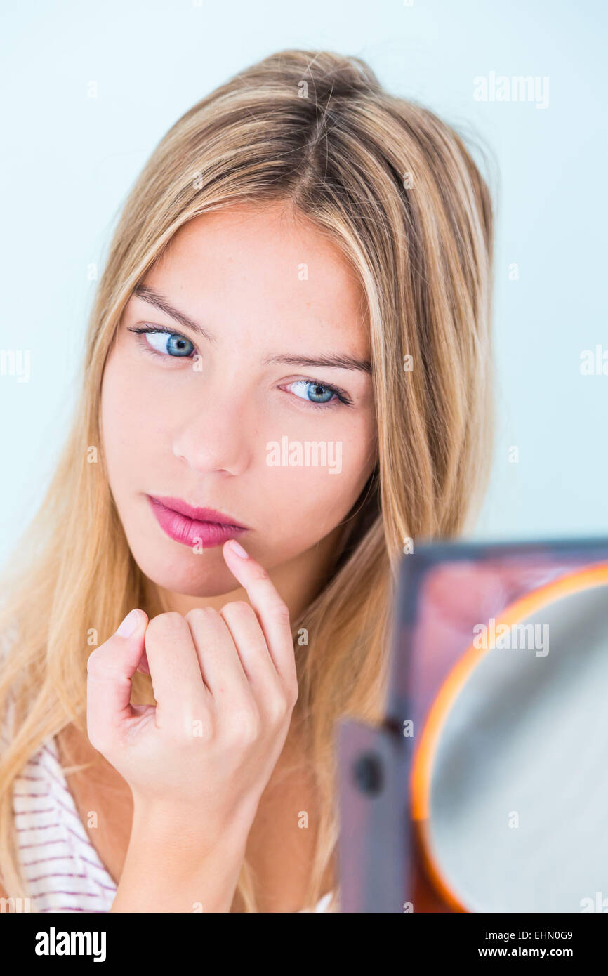 Junge Frau mit Finger auf die Lippen. Stockfoto