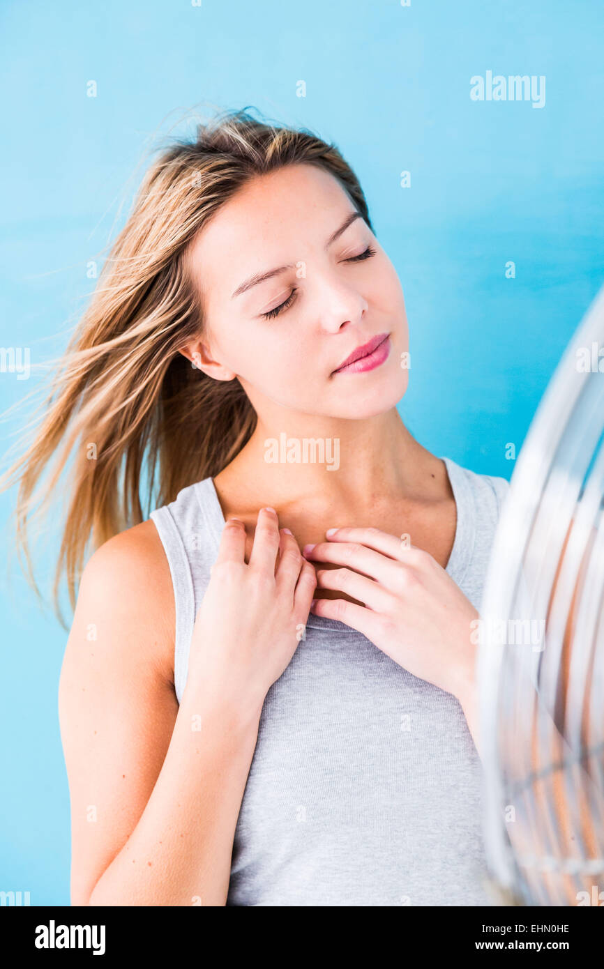 Frau vor elektrischen Ventilator. Stockfoto