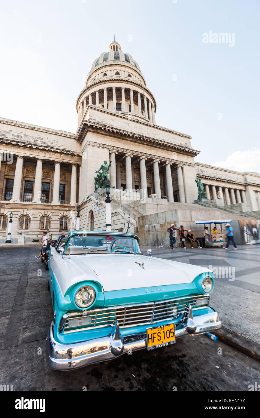 Amerikanisches Auto 50er Jahre (Ford Fairlane) vor dem Capitol, La Havanna, Kuba. Stockfoto
