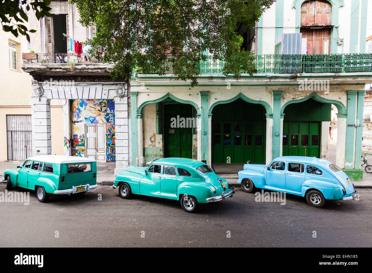 Amerikanische Autos der 50er Jahre auf den Prado, La Havanna, Kuba. Stockfoto