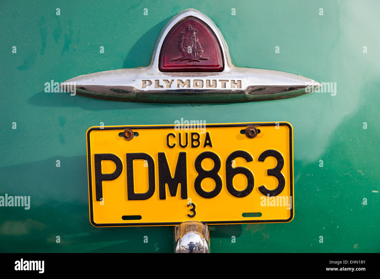 Kfz-Kennzeichen eines amerikanischen Autos aus den 50er Jahren, Kuba. Stockfoto