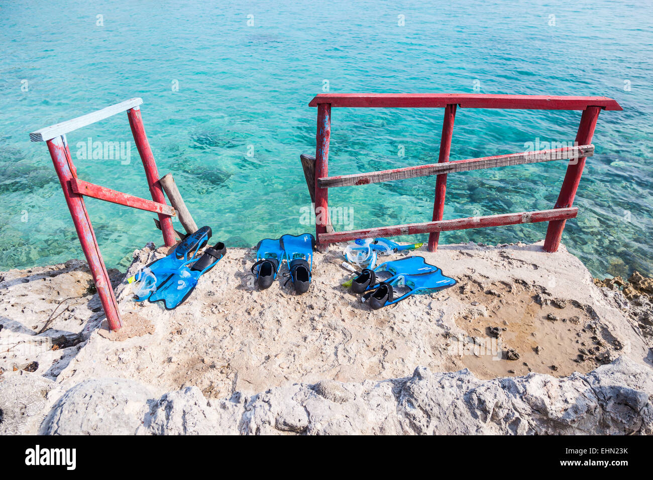 Flossen, Maske und Schnorchel am Meer entlang. Stockfoto