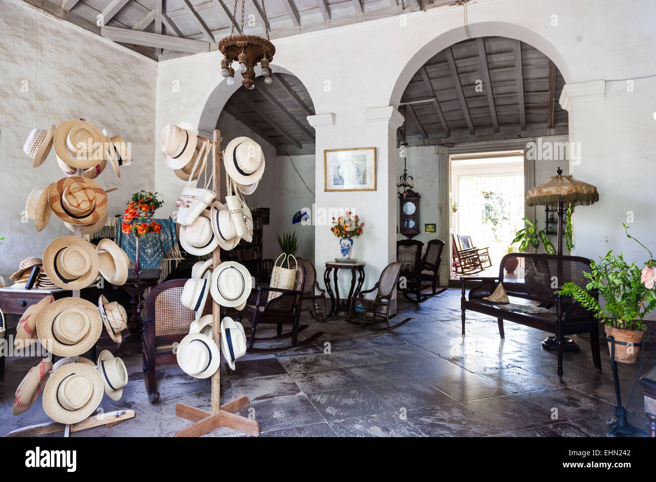 Hutgeschäft in einem alten Kolonialhaus, Trinidad, Kuba. Stockfoto