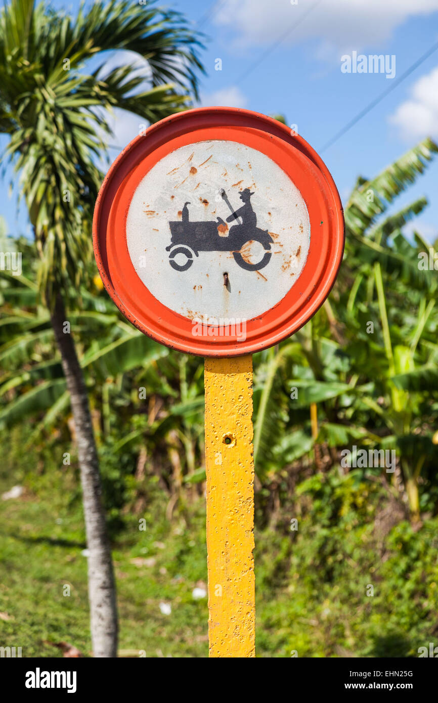 Straße Hinweisschild im Laufe des Traktors, Kuba. Stockfoto