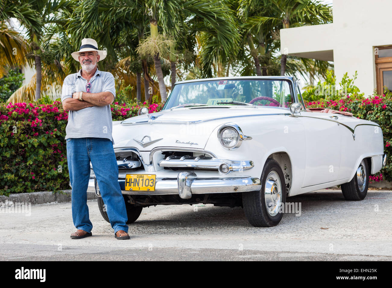 Porträt eines Taxifahrers vor ihrem 50er American Auto, Havanna, Kuba. Stockfoto