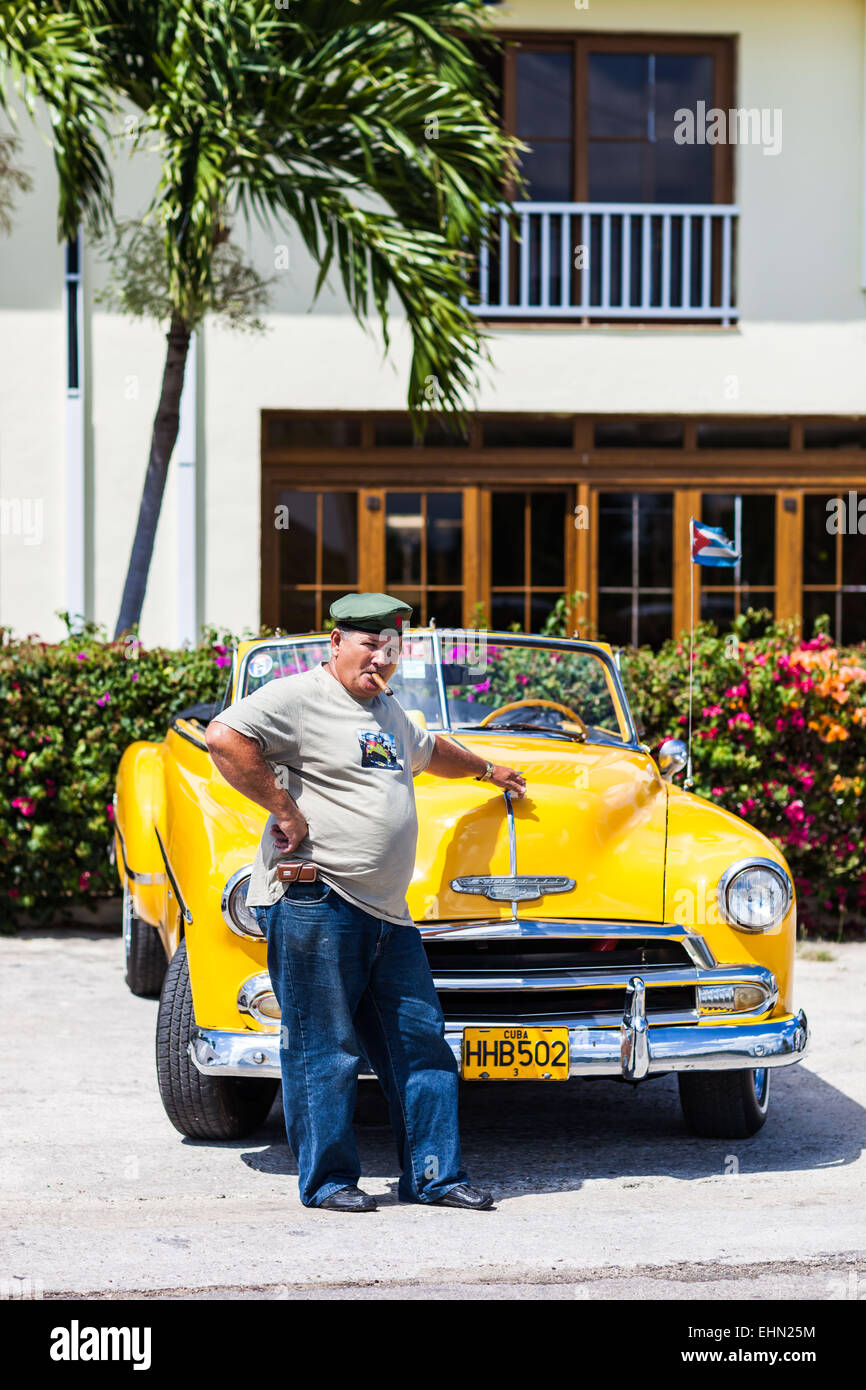 Porträt eines Taxifahrers vor ihrem 50er American Auto, Havanna, Kuba. Stockfoto