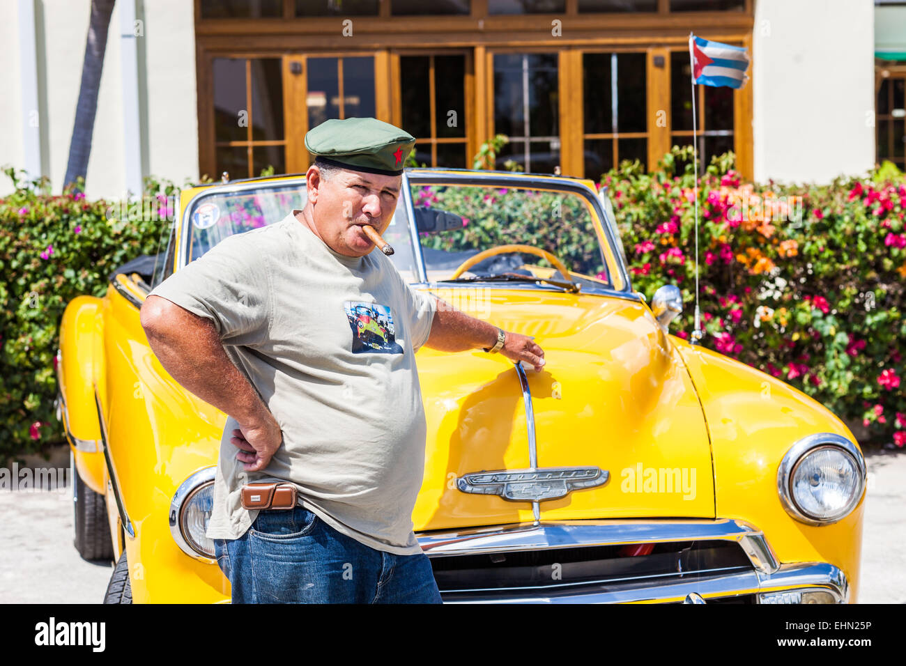 Porträt eines Taxifahrers vor ihrem 50er American Auto, Havanna, Kuba. Stockfoto