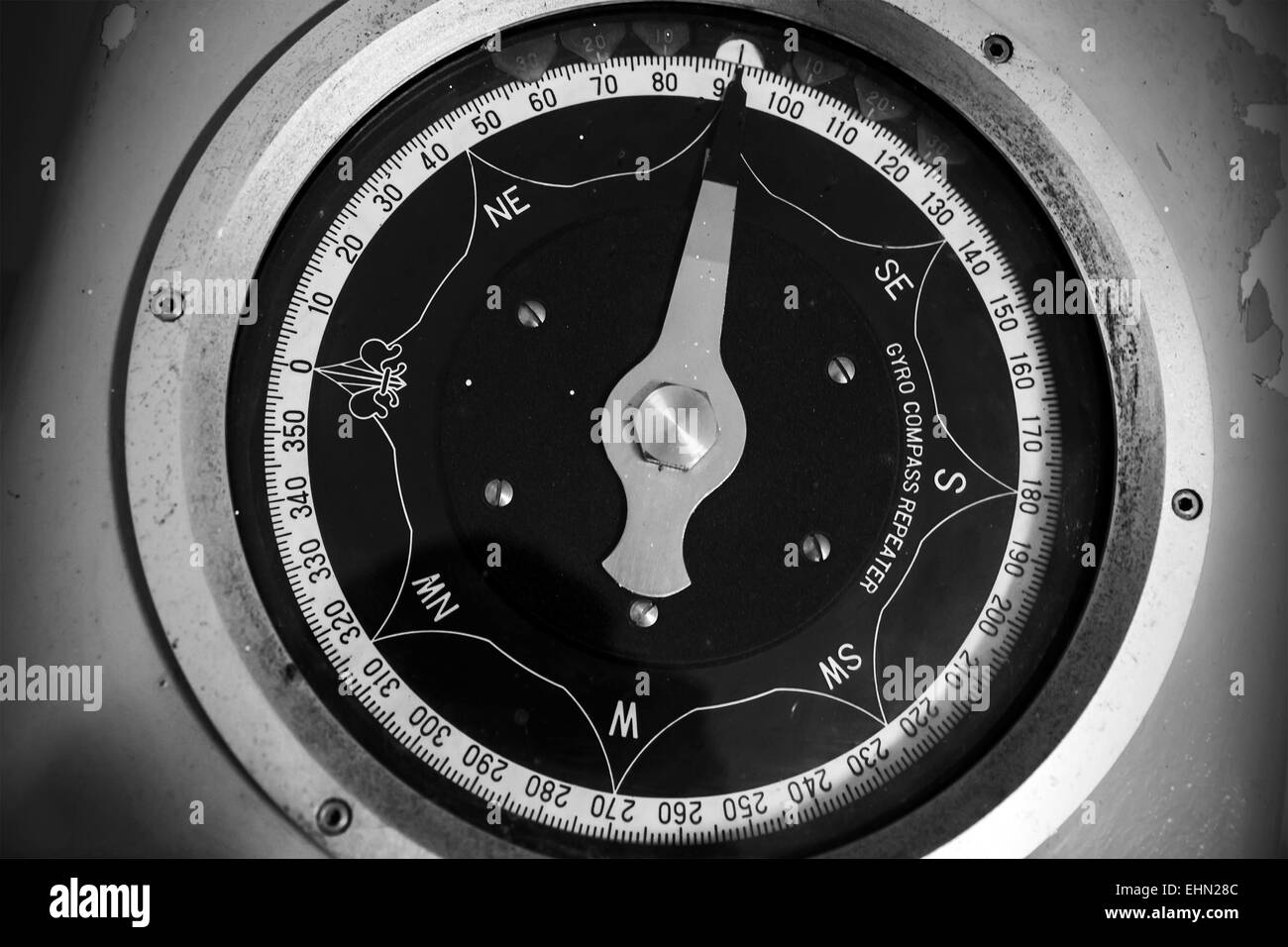 Closeup monochrome Foto von alten nautischen Kreiselkompass-repeater Stockfoto