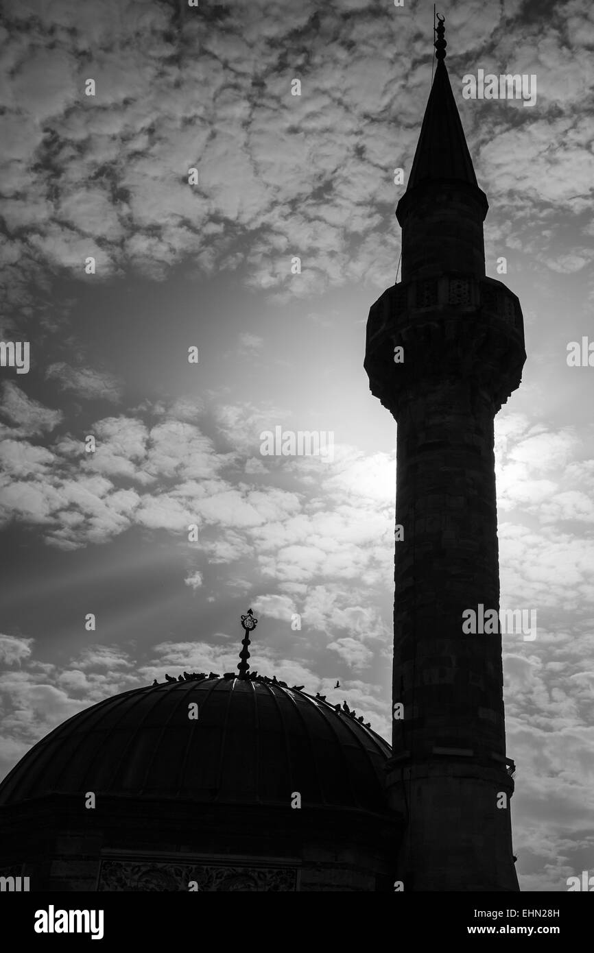 Minarett der alten Camii Moschee am Konak Square, Izmir, Türkei. Silhouette Schwarzweißfoto Stockfoto