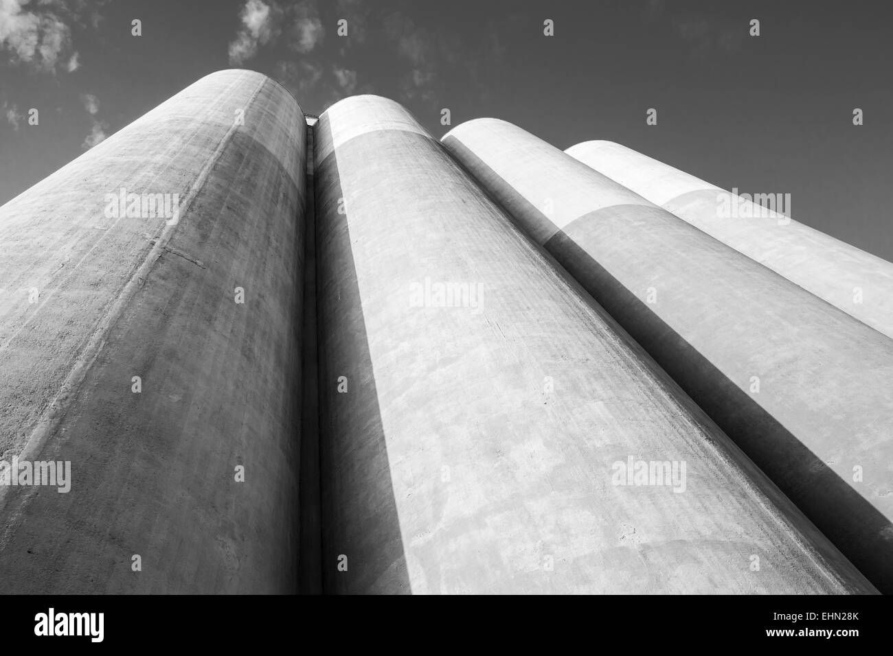 Abstrakte Industriearchitektur Fragment, große Tanks aus Beton für die Lagerung von Schüttgütern Stockfoto