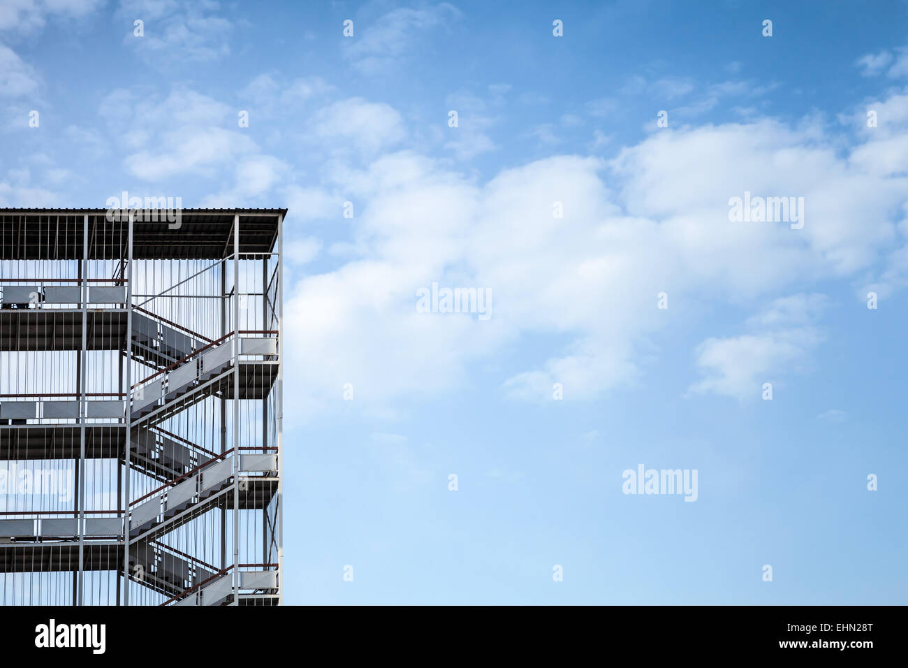 Abstrakte Industriearchitektur Fragment auf blauen Himmelshintergrund, Metall Treppe Abschnitte Stockfoto