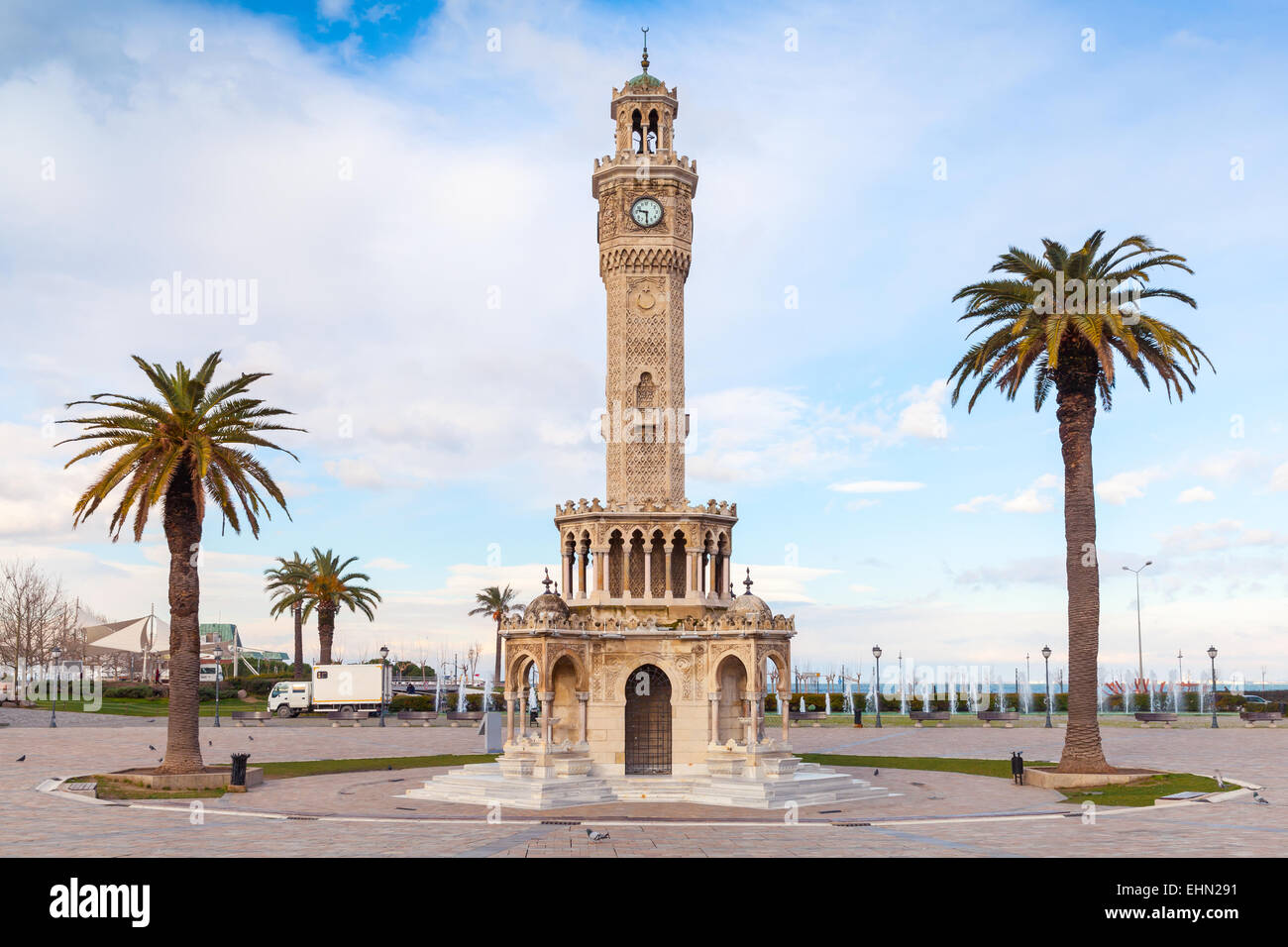 Leere Konak Square Blick mit historischen Uhrturm. Es wurde 1901 erbaut und als offizielles Symbol der Stadt Izmir, Tur akzeptiert Stockfoto