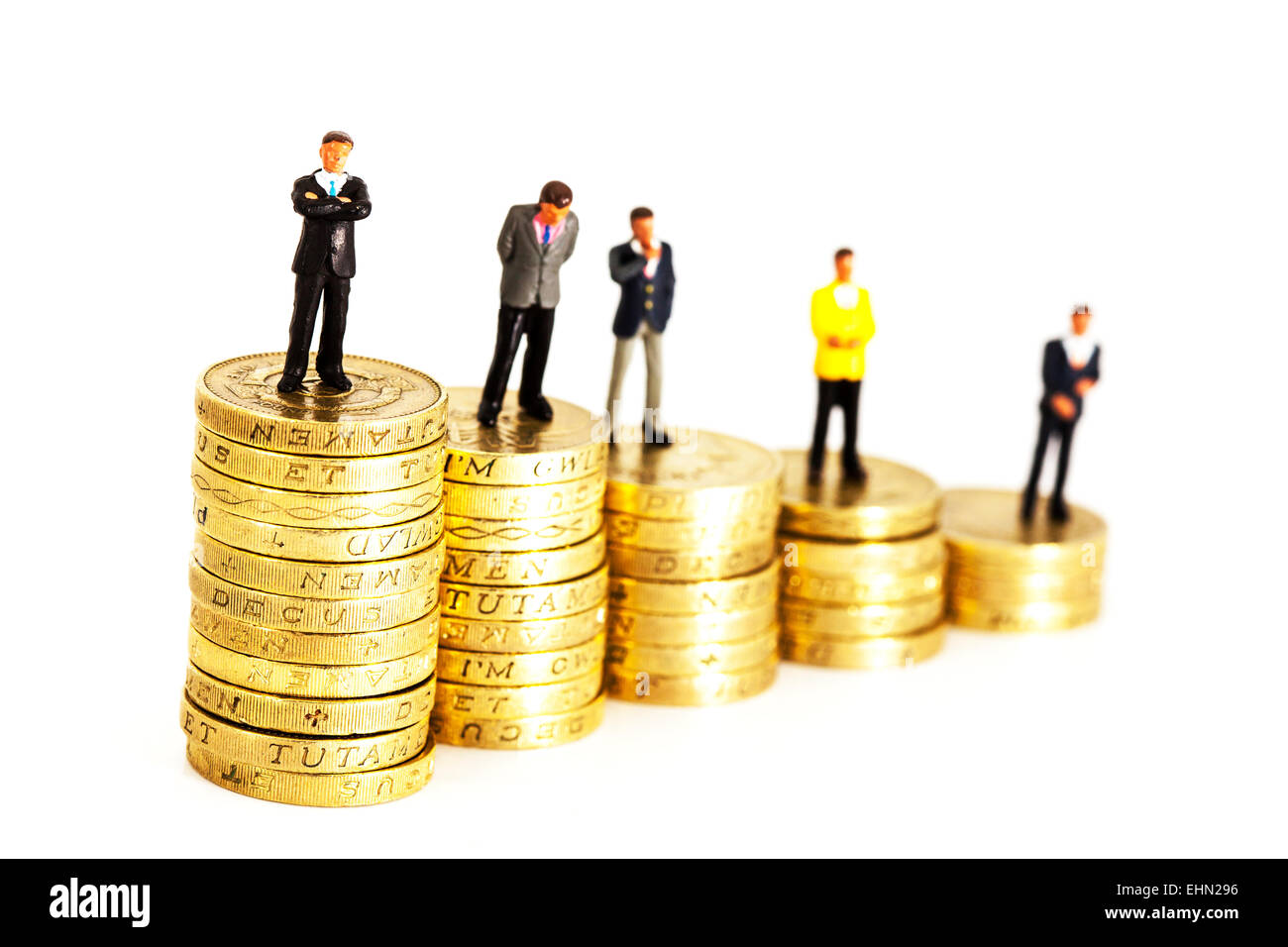 Budget Budgetierung Geld verdienen Tarifgruppe Konzept Pfund Münzen Stapeln isoliert ausgeschnittenen Ausschnitt weißen Hintergrund steigt Stockfoto