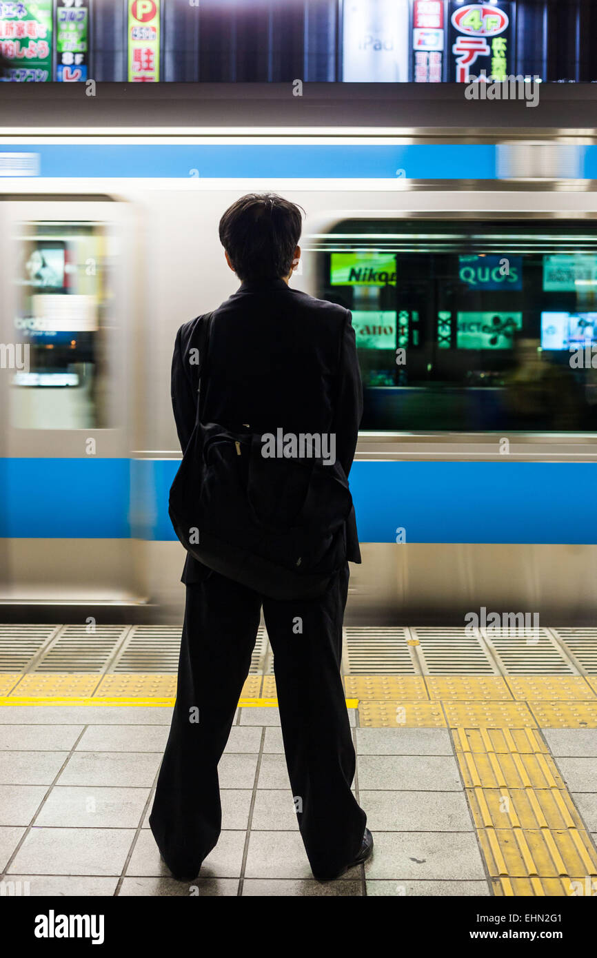 Geschäftsleute in öffentlichen Verkehrsmitteln, Tokio, Japan. Stockfoto