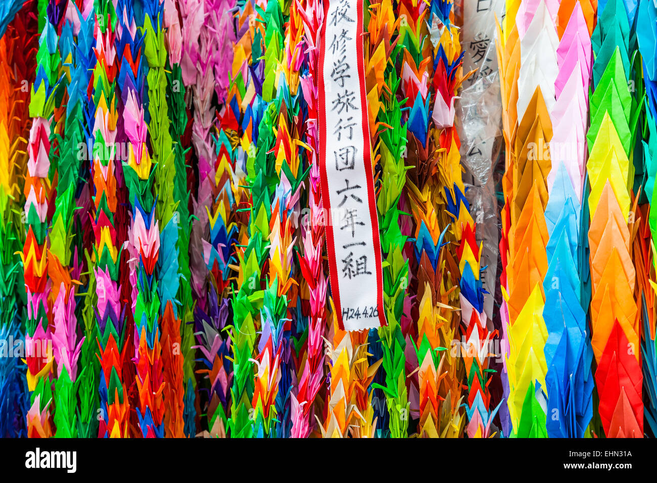 Papier, Krane, ein internationales Symbol für Frieden, das Denkmal von Sadako Friedenspark in Hiroshima, Japan. Stockfoto