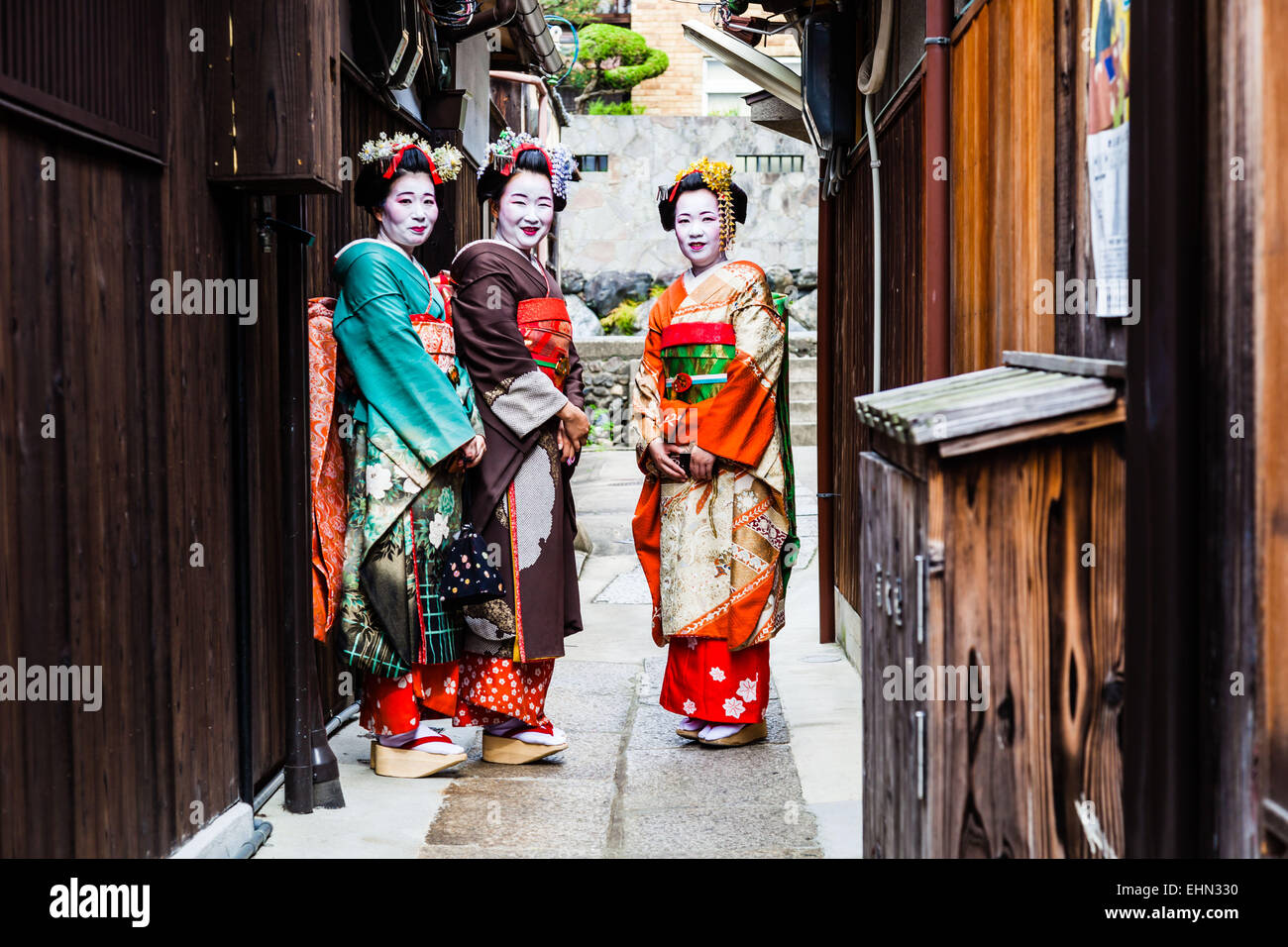 Geishas oder Geikos et Maikos in einer Straße von Gion, Japan. Stockfoto