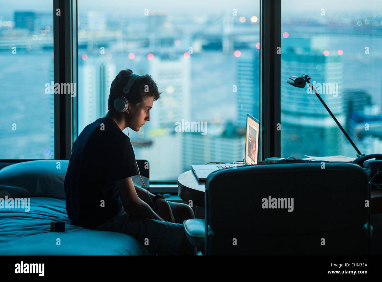 Teenager mit einem Laptop. Stockfoto