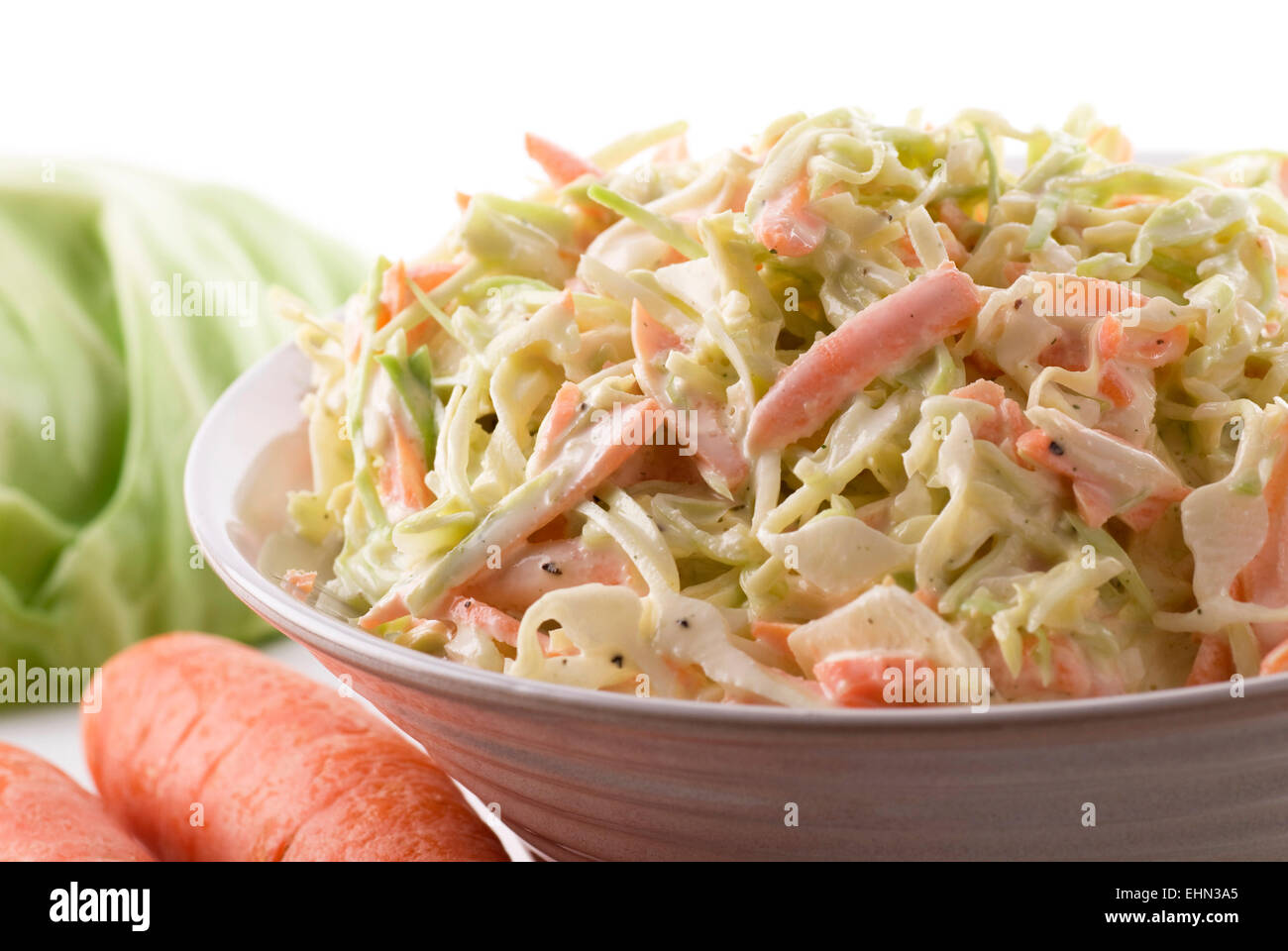 Krautsalat mit Karotten und weiße Kohl in eine Schüssel geben. Stockfoto