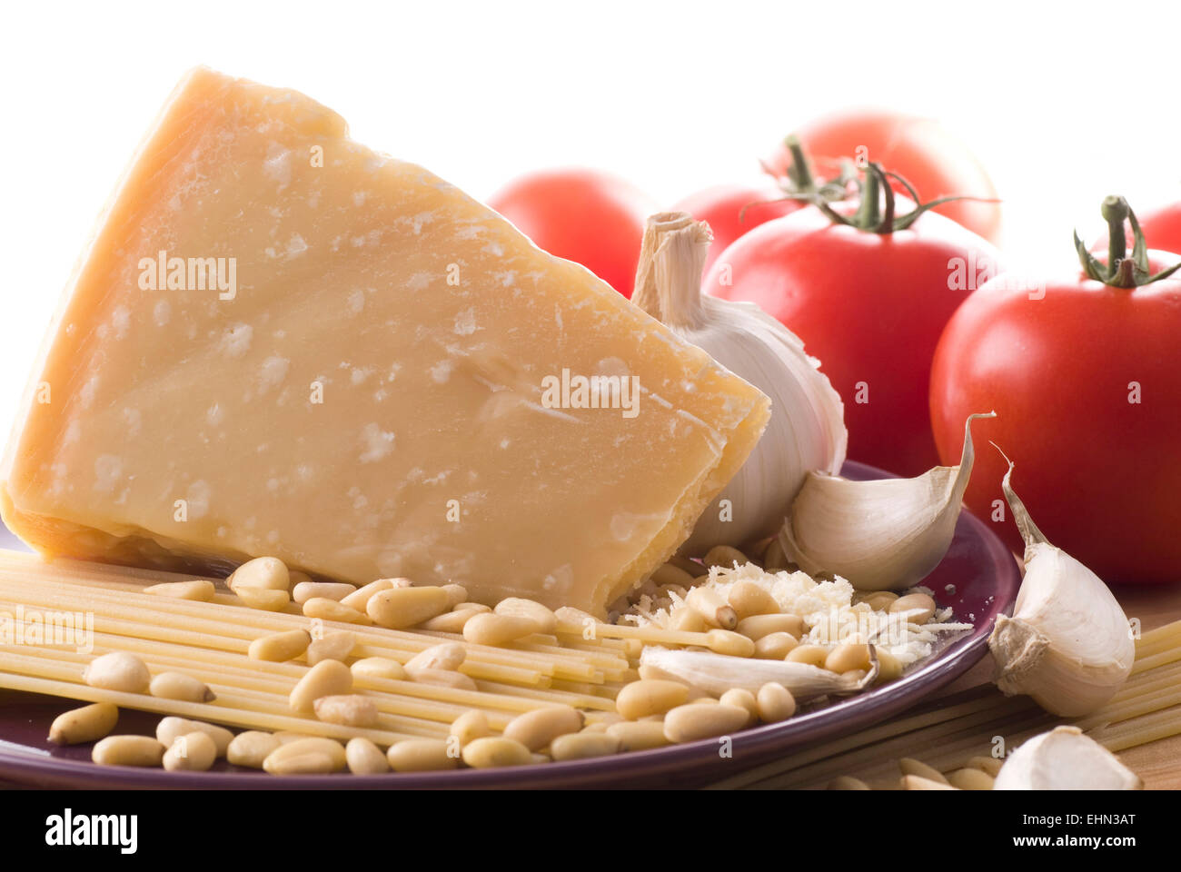 Parmesan-Käse mit Spaghetti, Knoblauch, Pinienkernen und Tomaten. Stockfoto