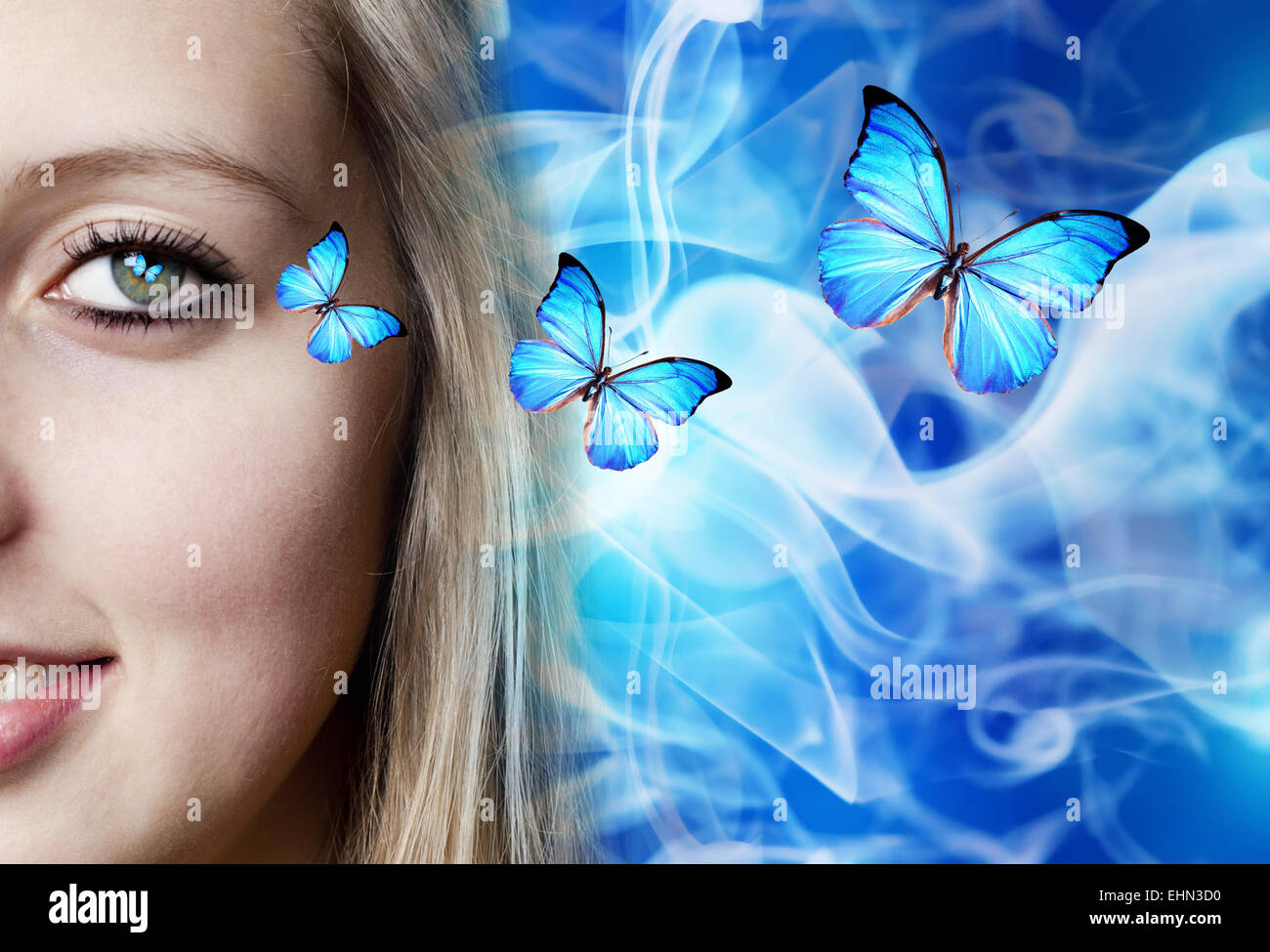 Blonde Mädchen mit blauen Schmetterlinge aus ihren Augen, Fantasie und Kreativität Konzept Stockfoto