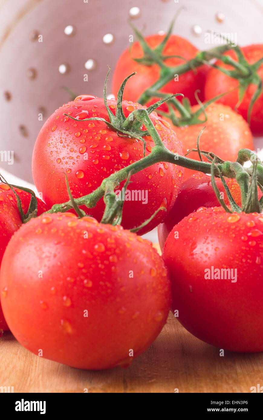 Reife Tomaten in einem Sieb abgespült. Stockfoto