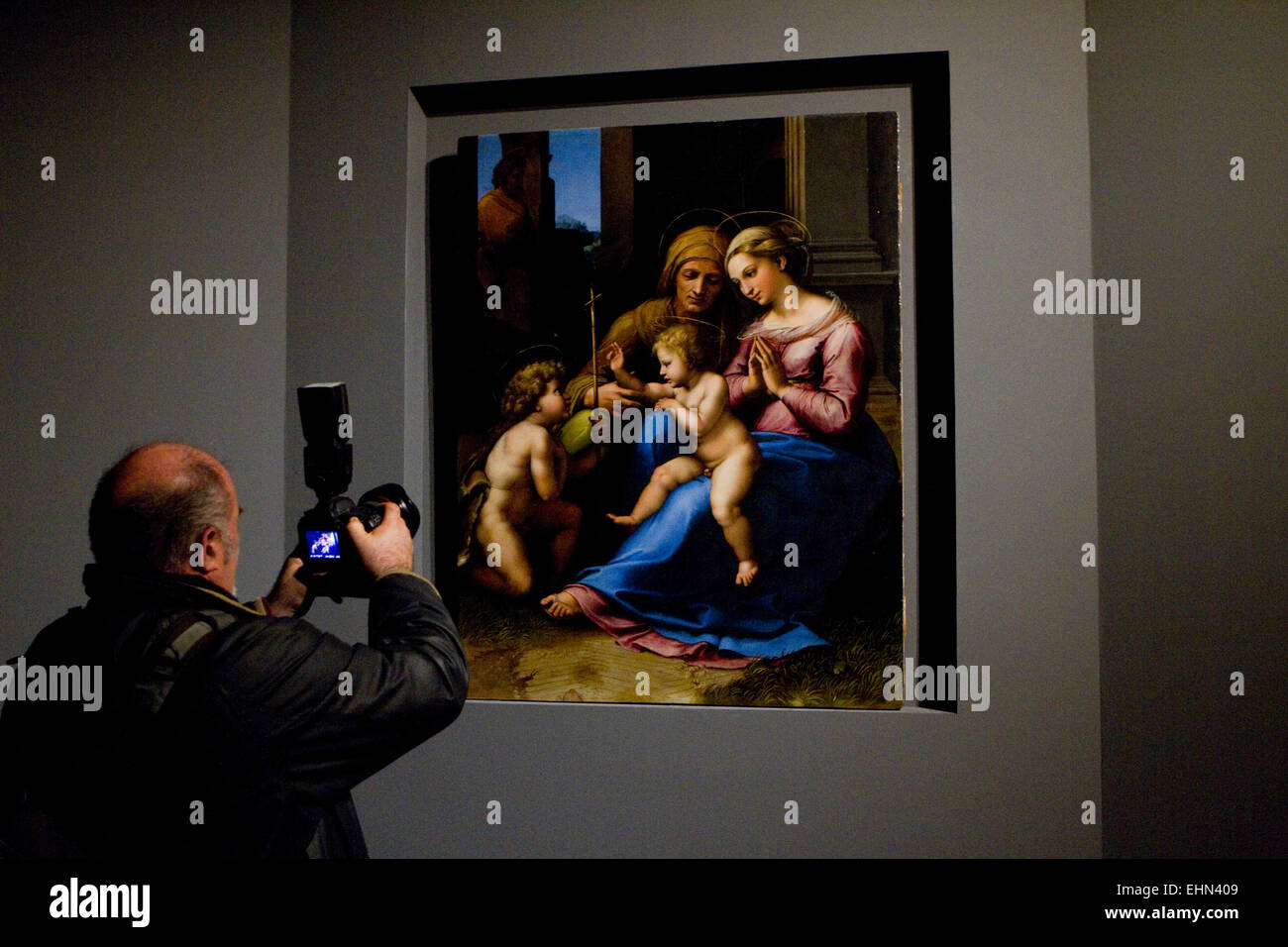 Torino, Italien, 16/03/2015. Das Gemälde "die Madonna del Divino Amore" aus dem 16. Jahrhundert von Raphael. Das Gemälde aus dem Capodimonte-Museum wird bis zum 28. Juni in der Pinacoteca Agnelli in Turin ausgestellt. Stockfoto