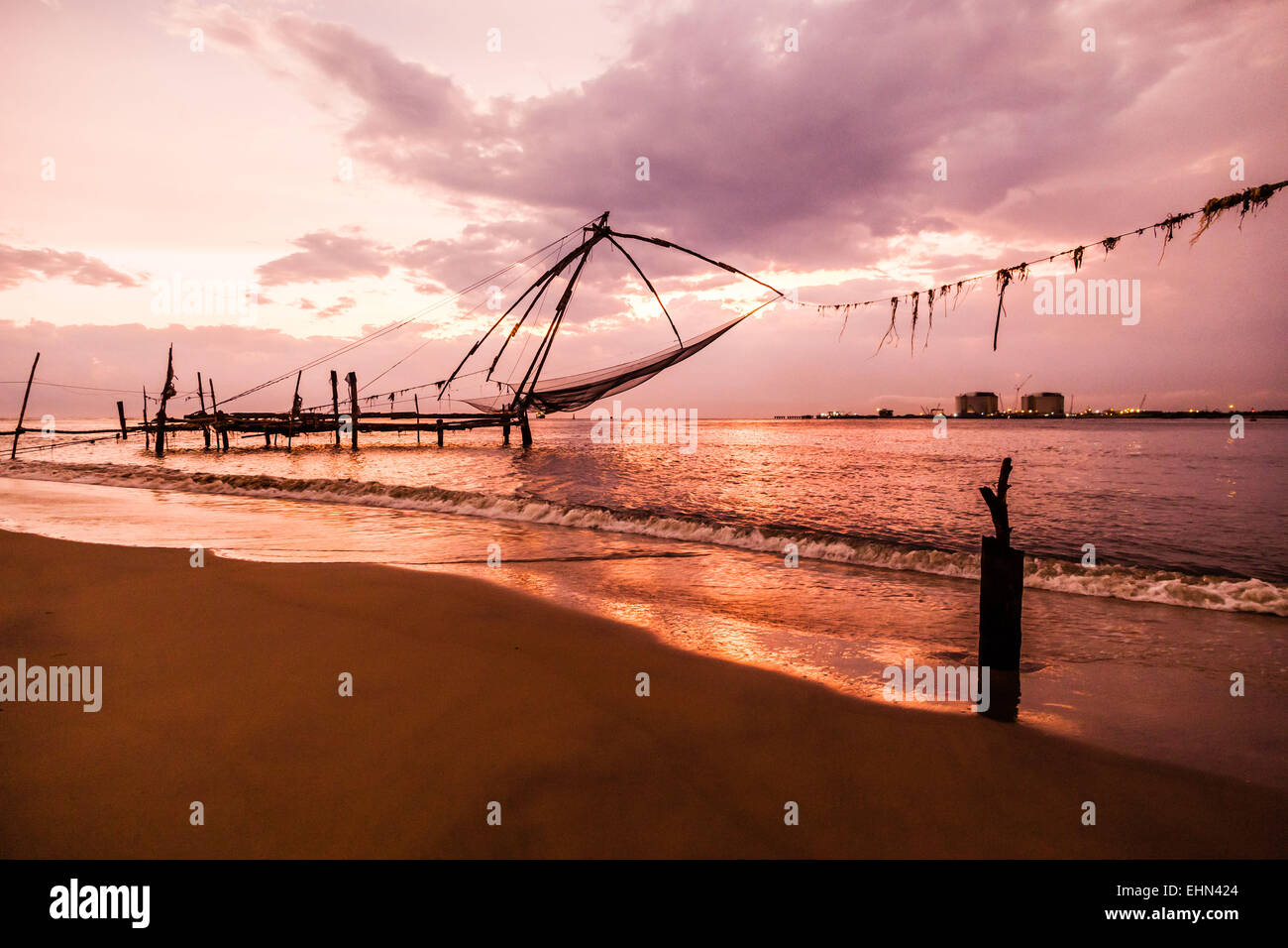 Fischernetz am Strand in Kochi, Indien. Stockfoto