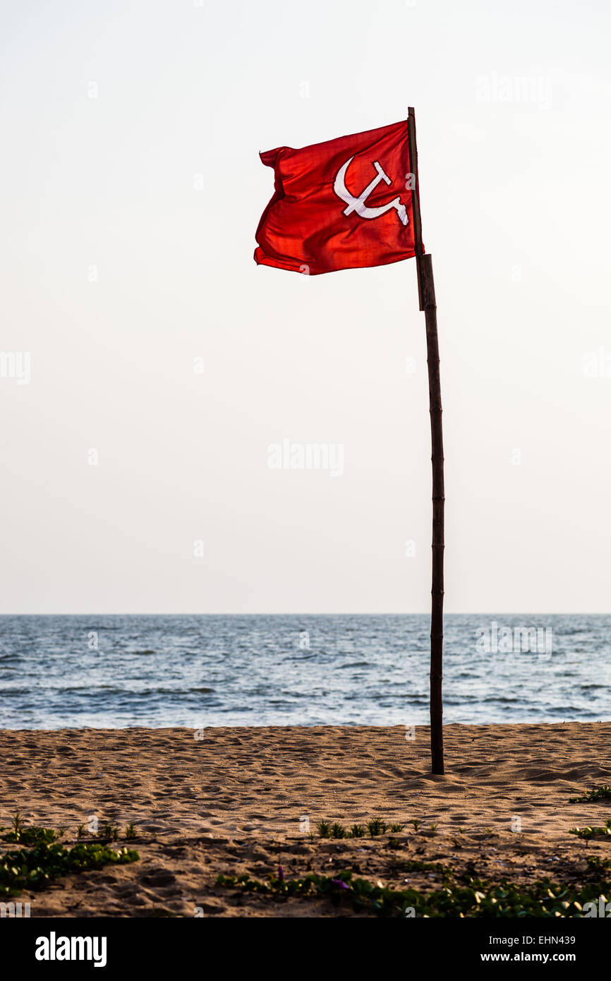 Kommunistische Flagge an einem Strand in Kerala, Indien. Stockfoto