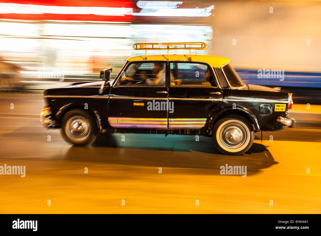 Taxi in einer Straße von Bombay (Mumbai), Indien. Stockfoto