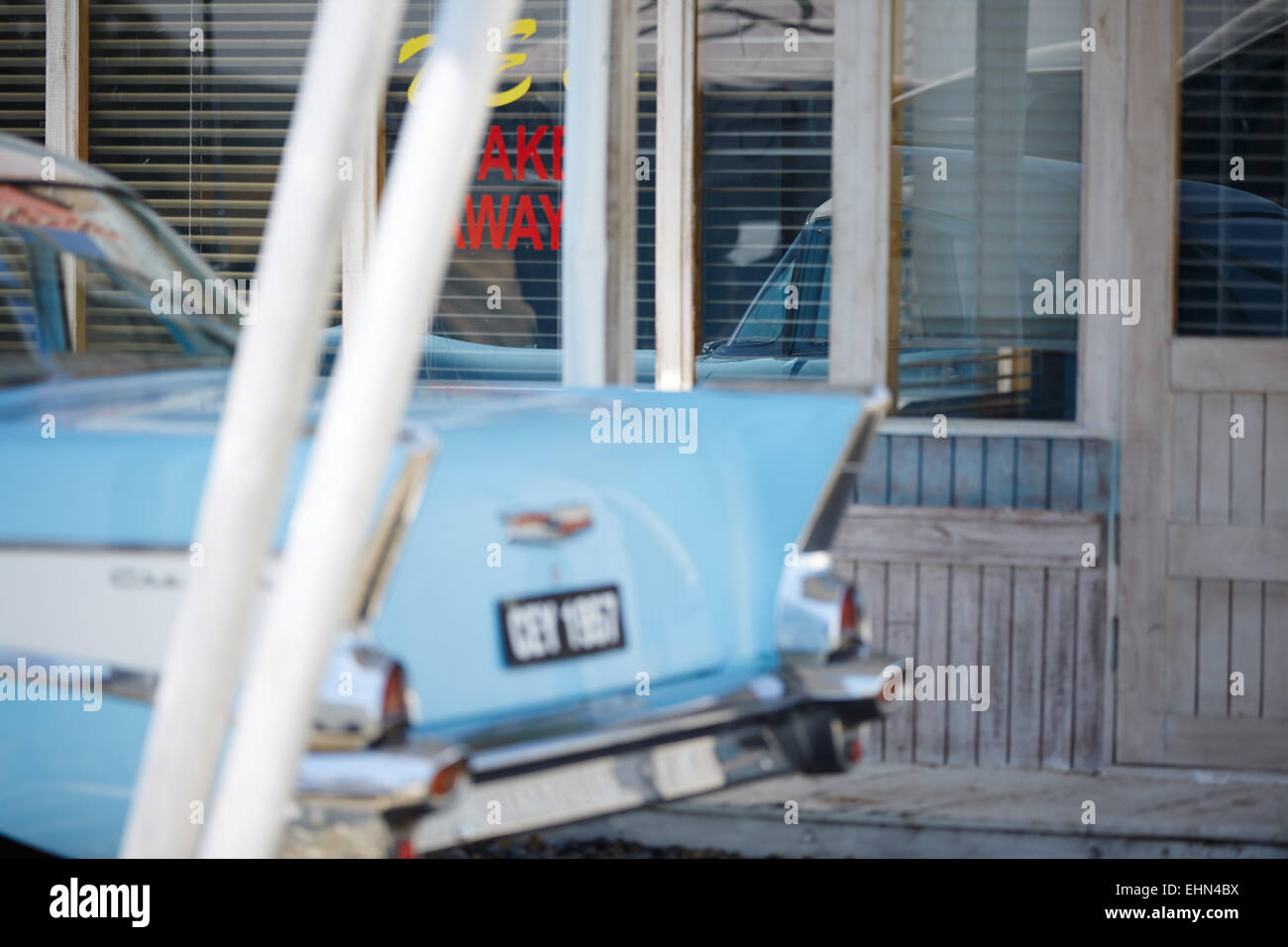 Sky Blue 1960er Jahre Chevrolet außerhalb ein Diner wegnehmen Snack-Shop Chromstahl Stoßstangen Stockfoto