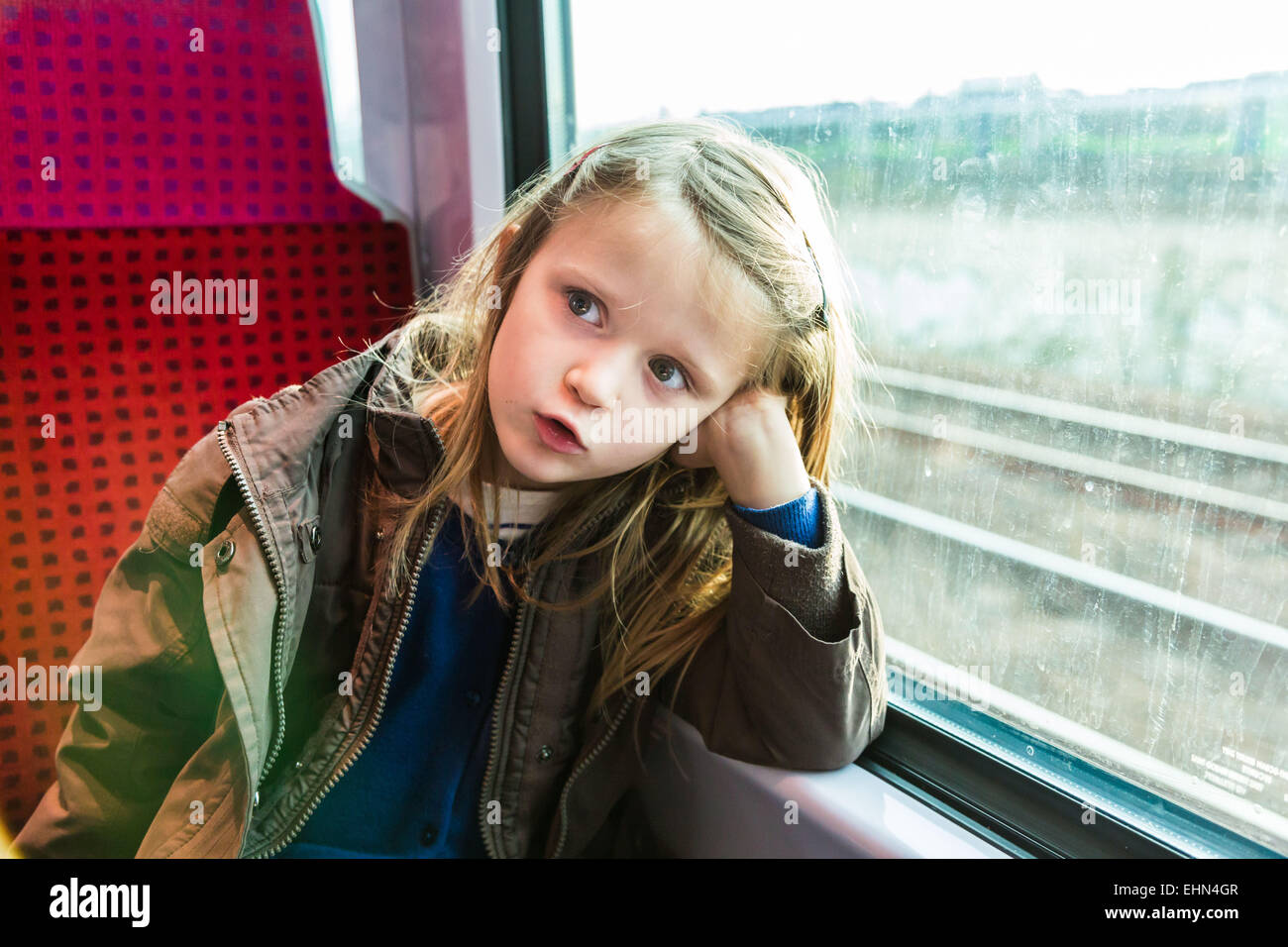 5 Jahre altes Mädchen in einem Zug. Stockfoto