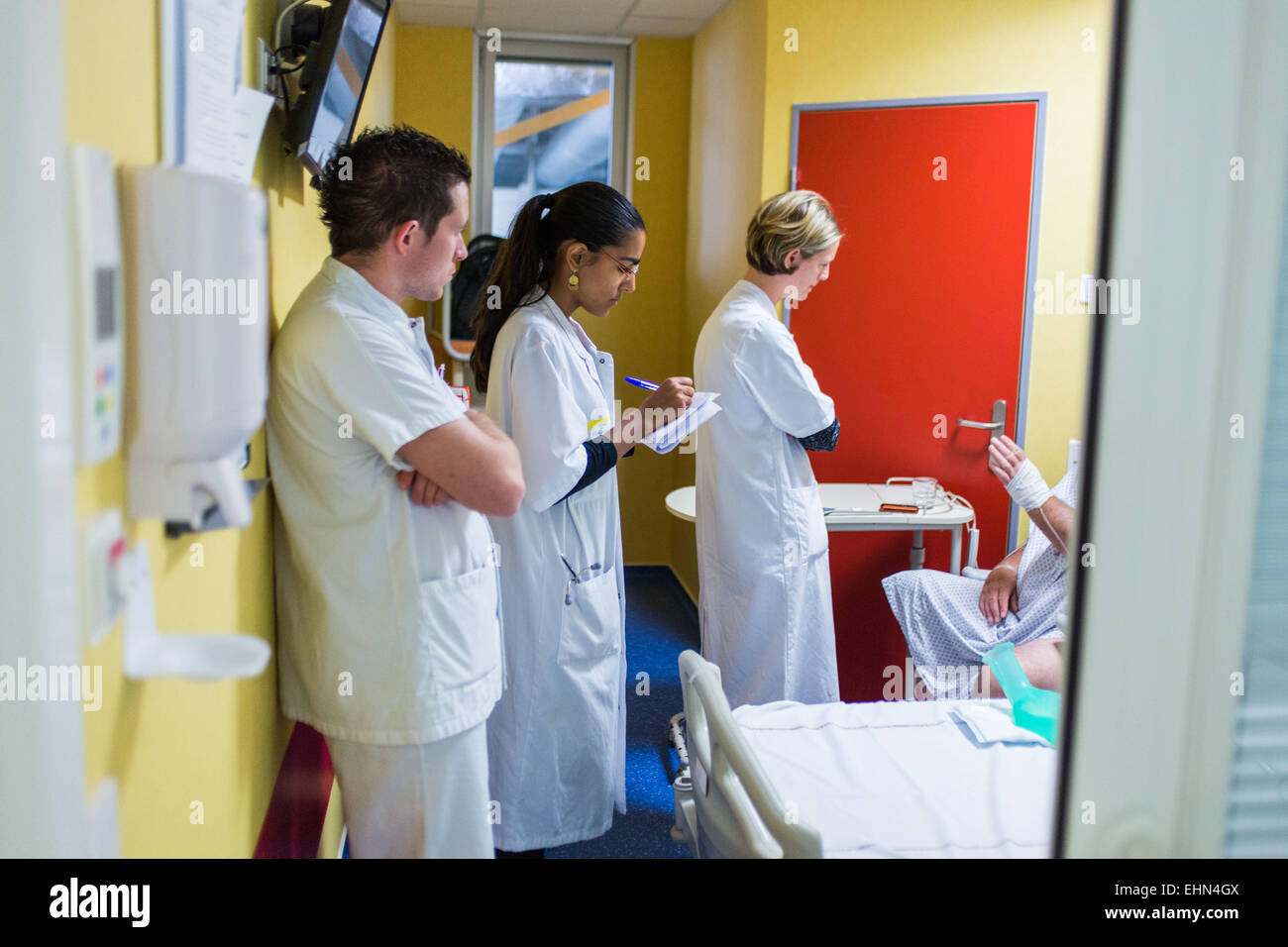 Patient war Thrombolyse nach Schlaganfall. Hier besuchen Sie die Neurologen und klinische Untersuchung. Intensivstation Neuro-vaskuläre (UNV) CHU Bordeaux. Stockfoto