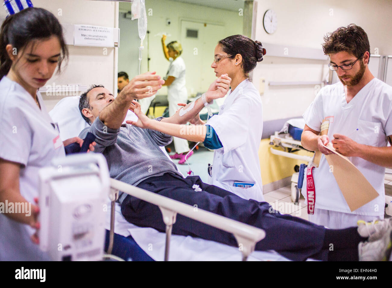 Behandlung im Frühstadium und Dringlichkeit eines Patienten mit Symptomen eines Schlaganfalls, hier neurologische Untersuchung, Neuro-vaskuläre Intensive Care Unit (UNV) CHU Bordeaux. Stockfoto