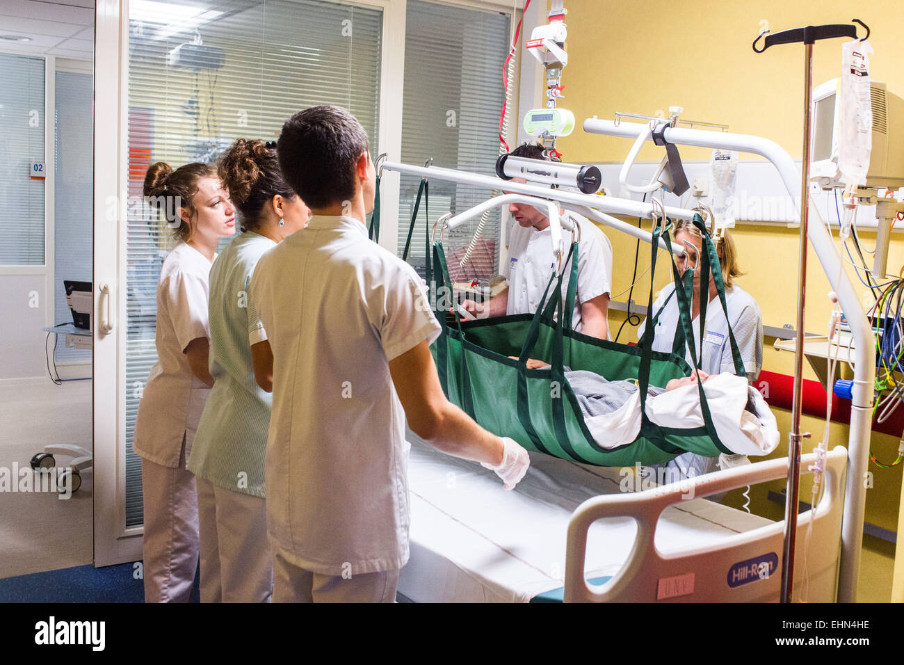 Behandlung im Frühstadium und Dringlichkeit eines Patienten mit Symptomen eines Schlaganfalls hier Vorbereitung Thrombolyse (ACTILYSE®), Neuro-vaskuläre Intensive Care Unit (UNV) CHU Bordeaux. Stockfoto