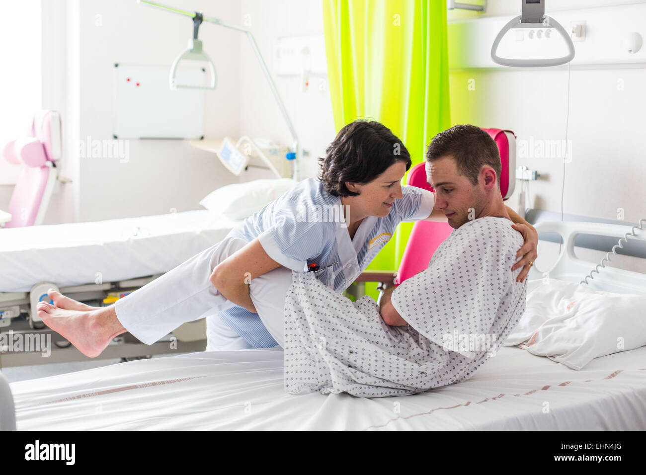 Hemiplegische Patient nach einem Schlaganfall im Krankenhaus, Krankenhaus in Bordeaux, Frankreich. Stockfoto