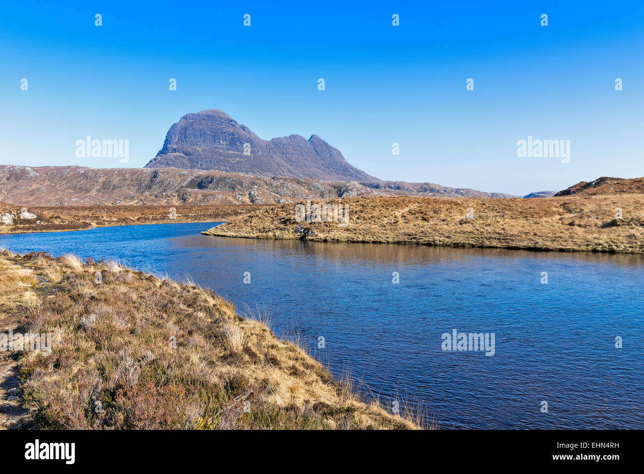 SUILVEN ANSATZ AUF DEN BERG MIT DEM FLUSS KIRKAIG IN DER NÄHE VON LOCHINVER MÄRZ MORGENS Stockfoto