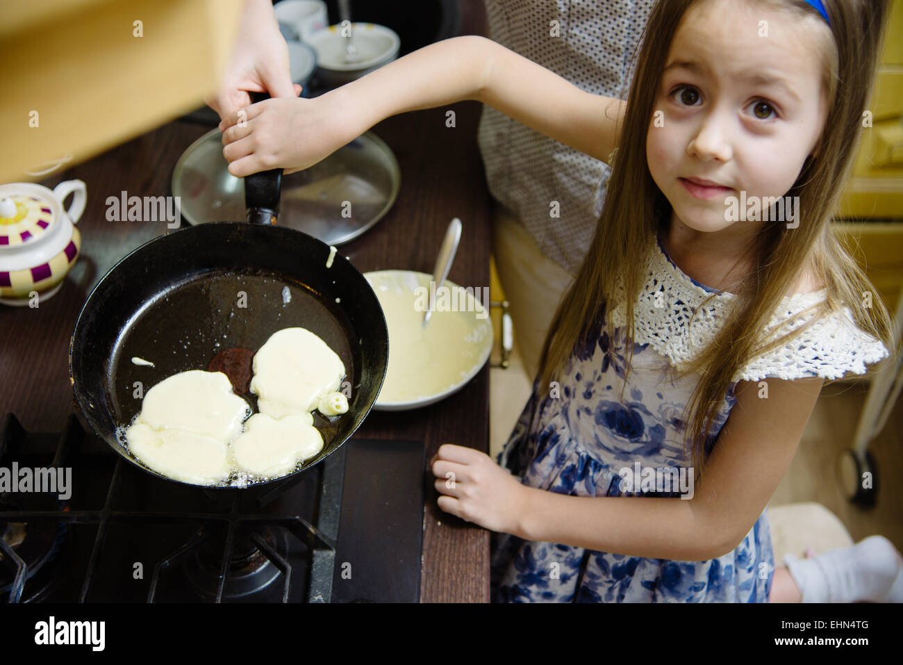 Kleine Mädchen Pfannkuchen zubereiten Stockfoto