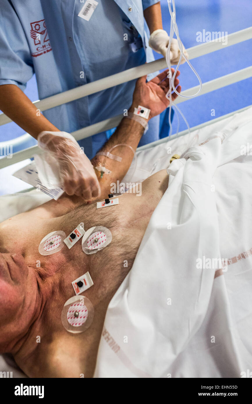 Kardiale Überwachung an einem Schlaganfall-Patienten auf der Intensivstation, Neuro-vaskuläre Einheit (UNV) im Krankenhaus CHU Bordeaux. Stockfoto