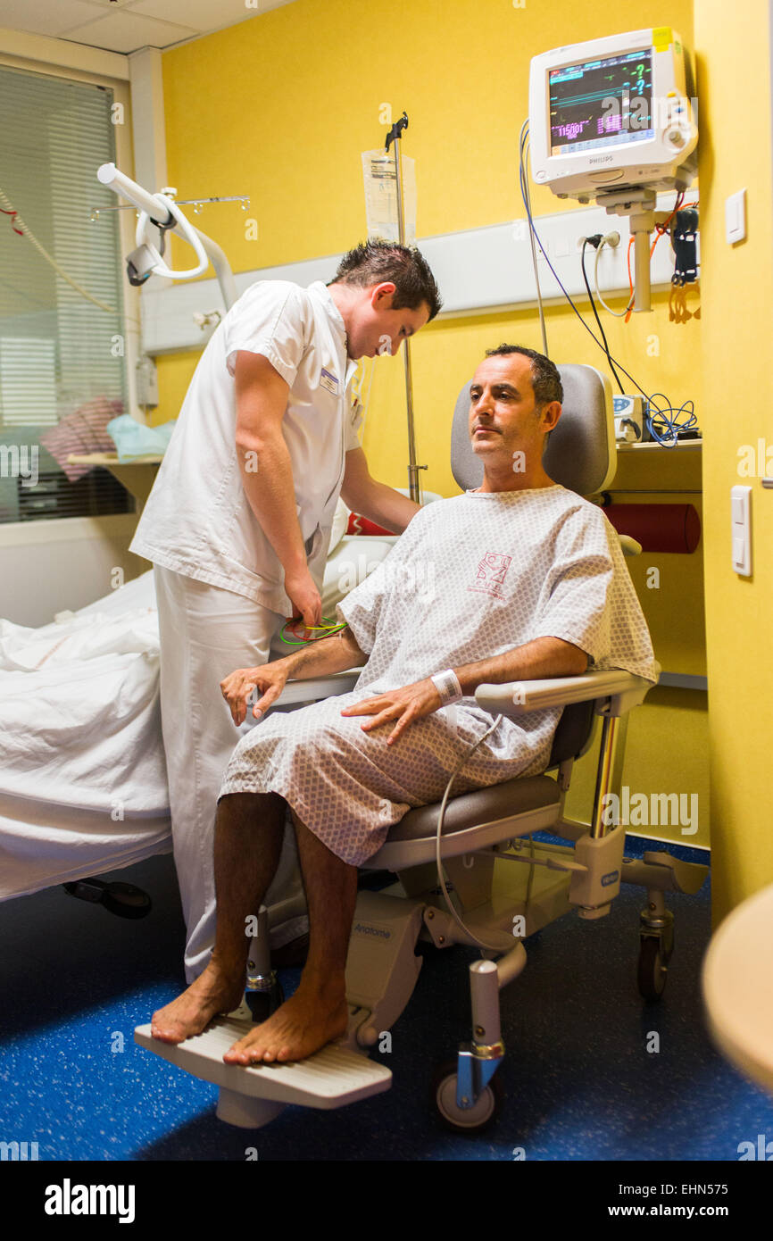 Neurologische Untersuchung des Patienten, der Thrombolyse nach Schlaganfall, Neuro-vaskuläre Intensive Care Unit (UNV) CHU Bordeaux war. Stockfoto