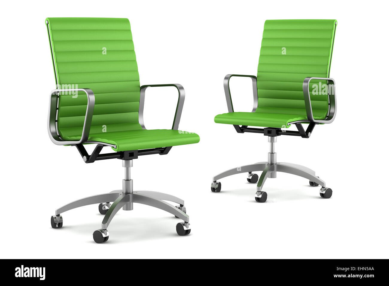 zwei moderne grüne Bürostühle isoliert auf weißem Hintergrund Stockfoto