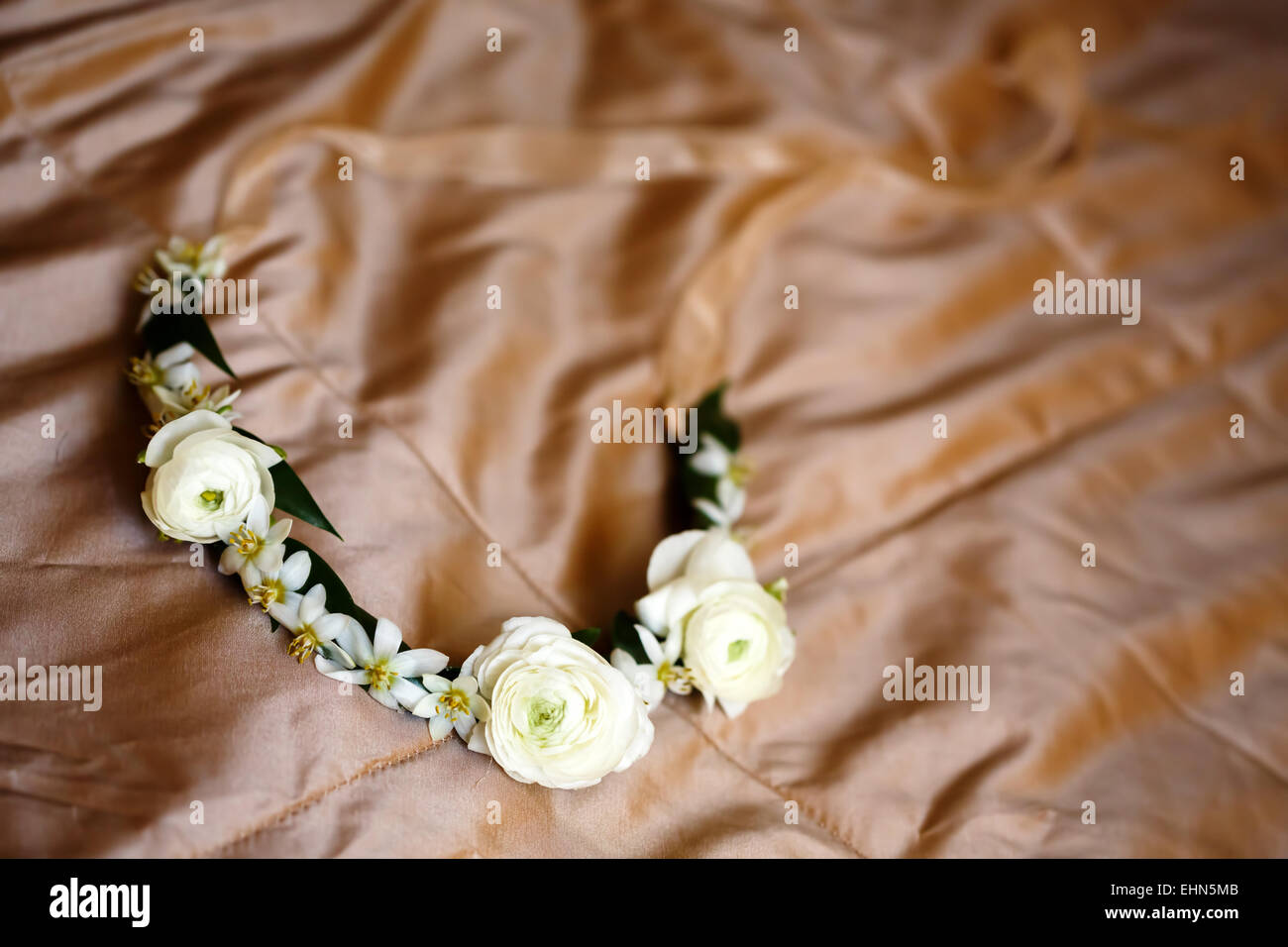 Blumendekoration mit Ranunkel Kranz. Selektiven Fokus. Stockfoto