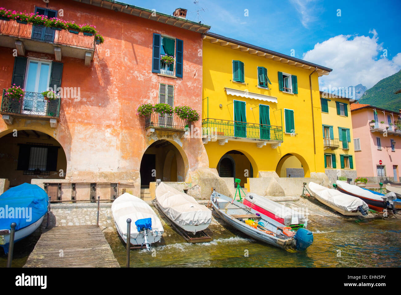 Blick auf das Dock und die bunten Gebäude. Mandello del Lario, Comer See, Italien Stockfoto