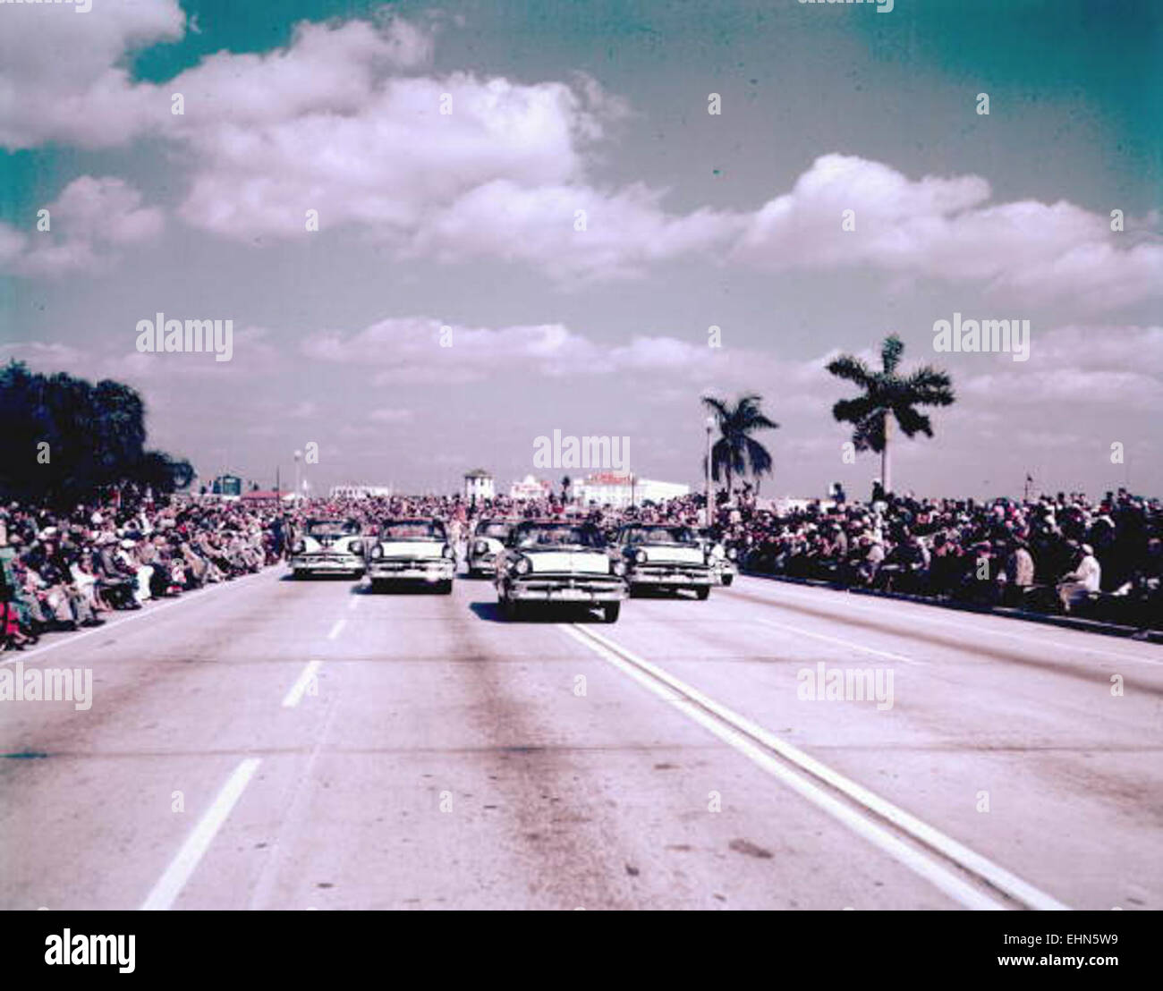 Das Bild zeigt Autobahnpatrouillen, die an der Gasparilla Parade in Tampa teilnehmen. Die oft mit festlichen Elementen geschmückten Autos spielen während der Veranstaltung eine Rolle bei der Präsenz der Polizei. Stockfoto