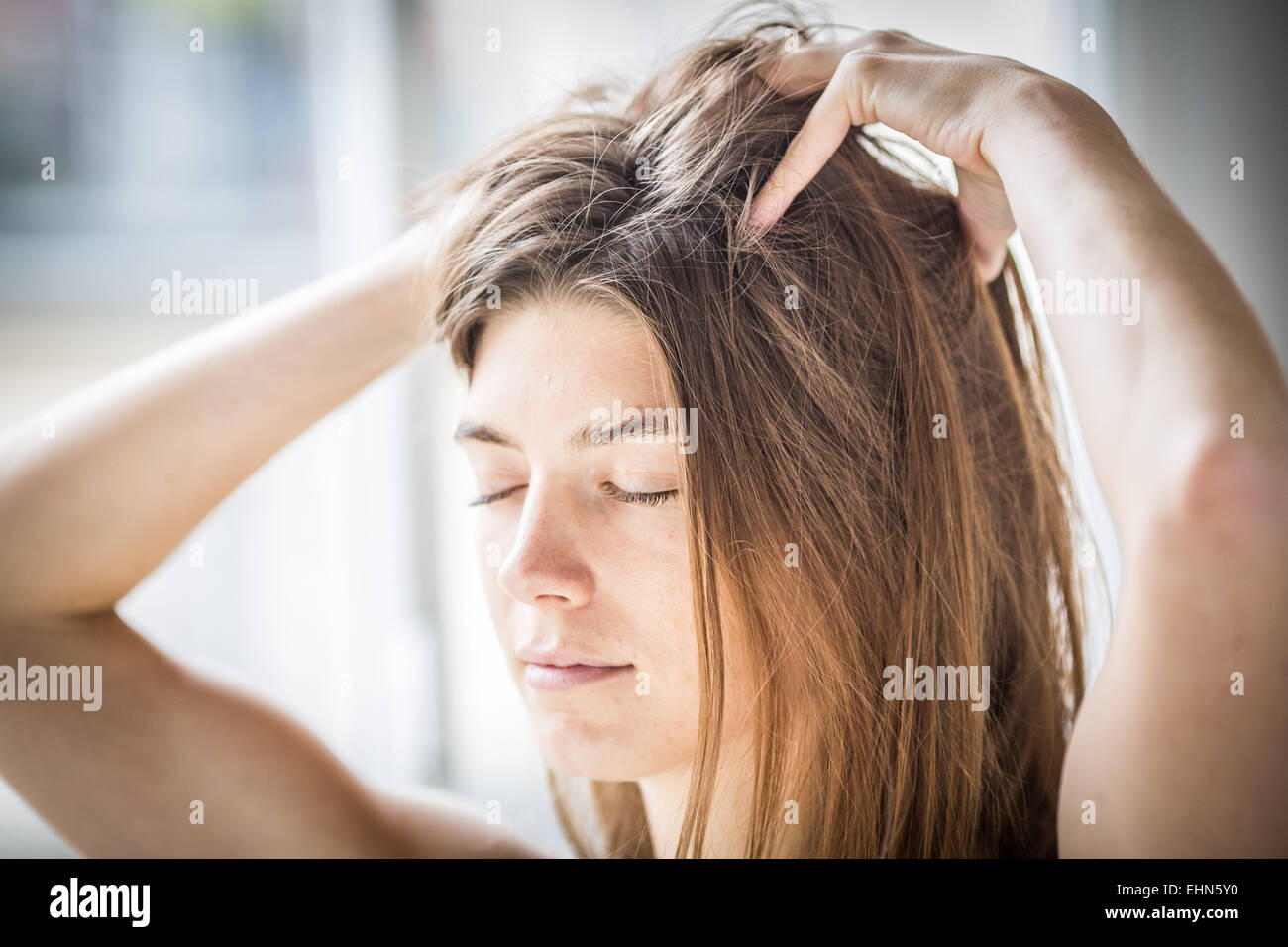 Frau massiert ihre Kopfhaut. Stockfoto
