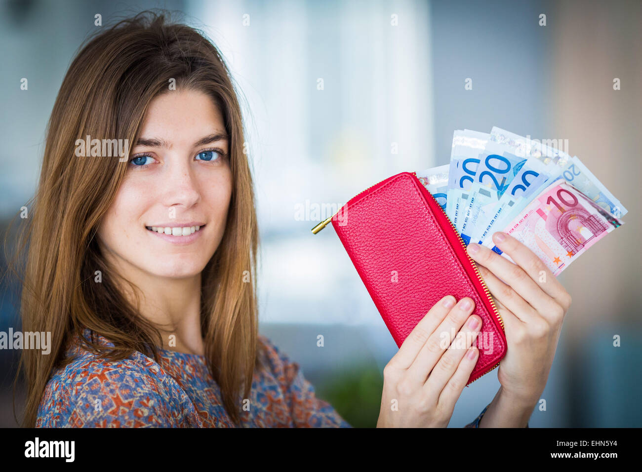 Frau hält ein Kässeli. Stockfoto