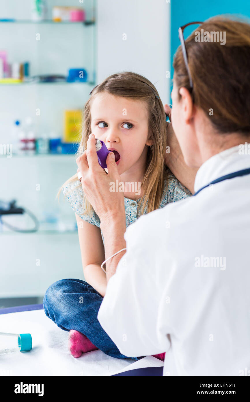 Arzt anweisen eine Mädchen wie Sie einen Asthma-Inhalator verwenden. Stockfoto