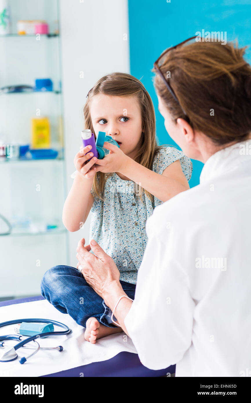 Arzt anweisen eine Mädchen wie Sie einen Asthma-Inhalator verwenden. Stockfoto