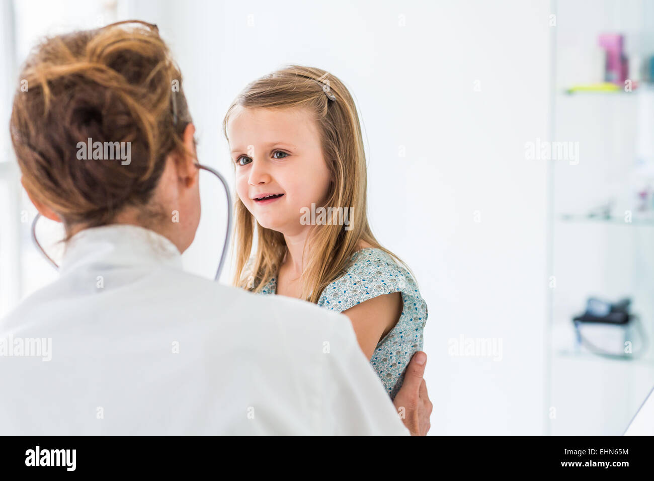 Arzt Untersucht Ein 4 Jähriges Mädchen Mit Einem Stethoskop Stockfotografie Alamy