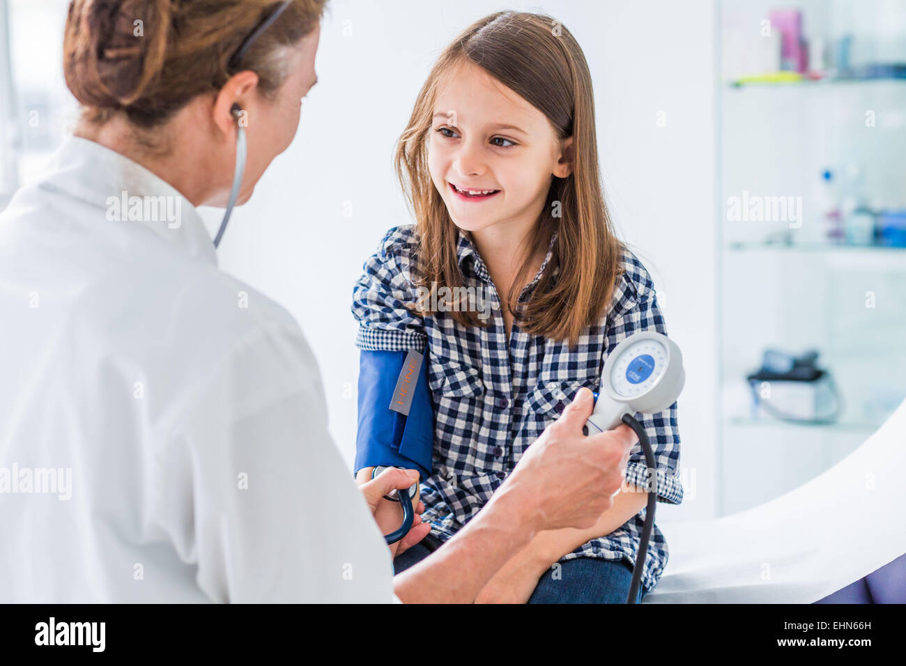 Blutdruck Bei Kindern 7 Jahre Blutdruck kind -Fotos und -Bildmaterial in hoher Auflösung – Alamy