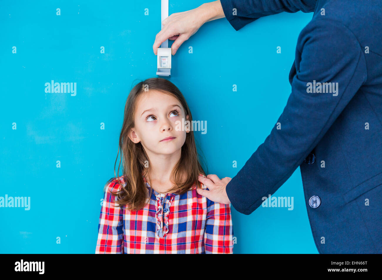 Arzt messen der Höhe eines jungen Mädchens während einen Check-up. Stockfoto